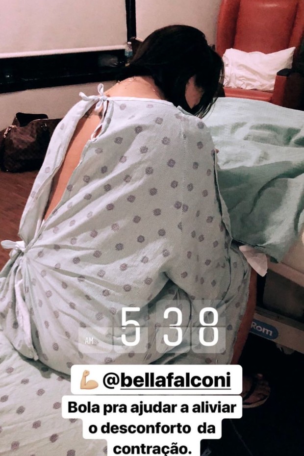 Marido mostra Bella Falconi em trabalho de parto (Foto: Reprodução/Instagram)
