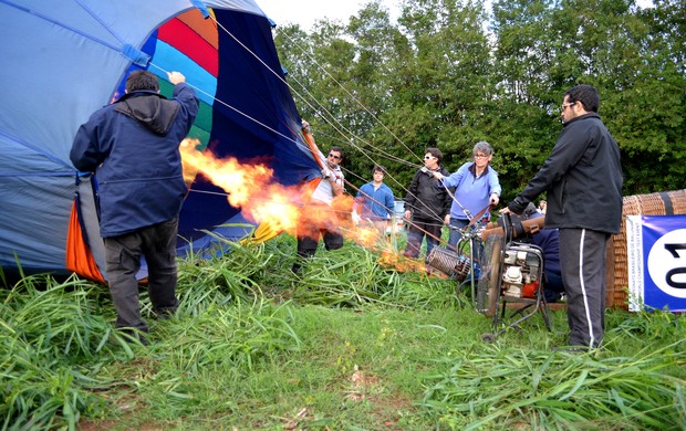 Família Kalousdian e agregados trabalham para colocar o balão de Rubens no ar (Foto: Nikolas Capp)