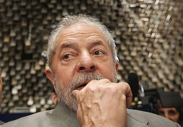 O ex-presidente Luiz Inácio Lula da Silva, assiste da galeria ao depoimento de Dilma Rousseff no Senado (Foto: Mario Tama/Getty Images)