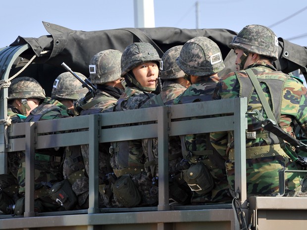 Soldados sul-coreanos se dirigem em caminhão militar à fronteira com a Coreia do Norte na cidade de Paju. Coreia do Sul e Estados Unidos aumentaram nível de vigilância frente às ameaças da Coreia do Norte nesta quarta-feira (10). (Foto: Jung Yeon-Je / APF)