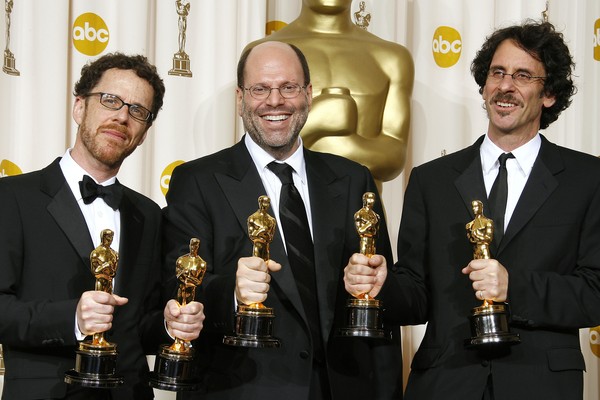 O produtor Scott Rudin com os irmãos cineastas Ethan Coen e Joel Coen com os Oscar vencidos por eles por Onde os Fracos não Têm Vez (2007) (Foto: Getty Images)
