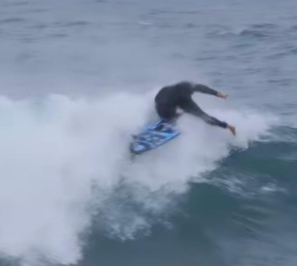 Italo Ferreira arriscou aéreo, errou aterrissagem e bateu o rosto na onda durante a queda — Foto: Reprodução