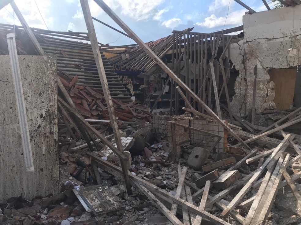 Estrutura de posto de combustíveis ficou completamente destruída após explosões provocadas por criminosos em Macaíba, na Grande Natal — Foto: Kleber Teixeira/Inter TV Cabugi