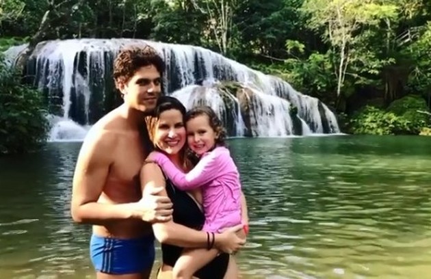 Rafael Infante, que interpretou Pablo, foi para Bonito, no Mato Grosso do Sul, com a mulher, Tatiana Novais, e a filha, Lara (Foto: Reprodução)