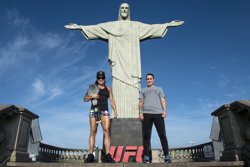 Amanda Nunes e Raquel Pennington visitaram o Cristo Redentor (Foto: Alexandre Loureiro/Divulgação UFC)