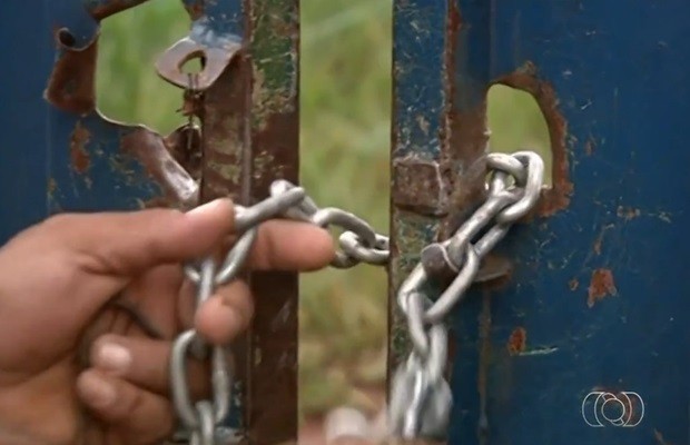 Diretora diz que recebe ameaças para deixar portão de escola destrancado (Foto: Reprodução/TV Anhanguera)