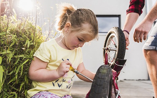 Menina de 9 anos que costura suas próprias roupas fica famosa no mundo da  moda - Revista Crescer, Educação