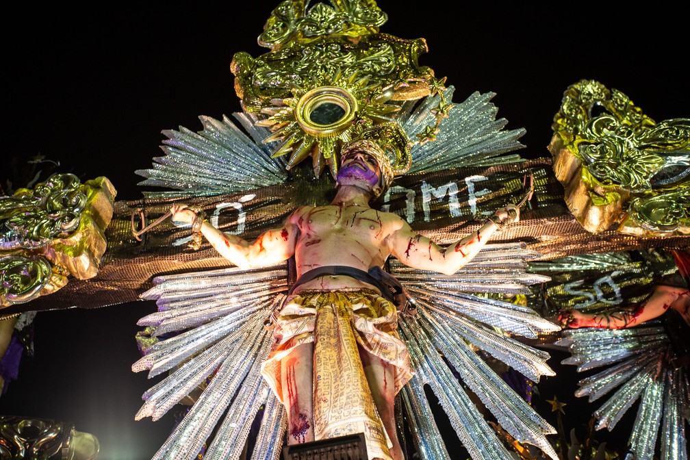 Jesus crucificado no desfile da Mangueira — Foto: Fábio Tito/G1