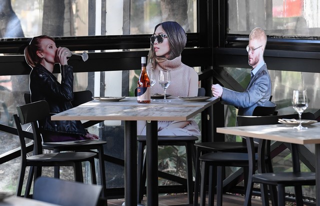SYDNEY, AUSTRALIA - MAY 14: Cardboard cutouts of human beings sitting at tables inside the Five Dock Dining restaurant on May 14, 2020 in Sydney, Australia. Restaurants and cafes in New South Wales are preparing to reopen with social distancing measures i (Foto: Getty Images)