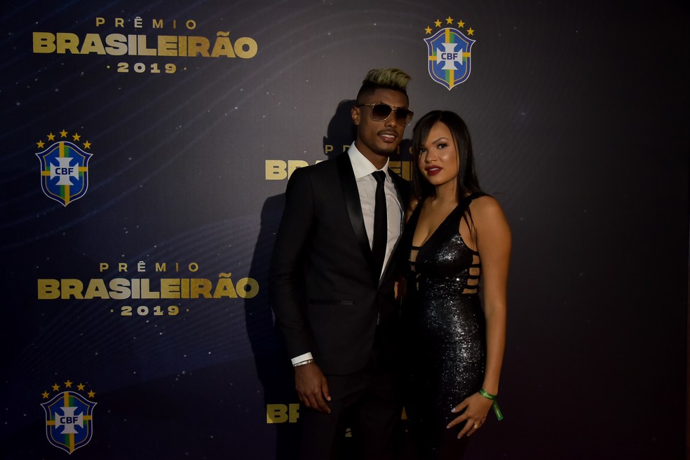 Bruno Henrique com a mulher no Prêmio do Brasileirão 2019 — Foto: THIAGO RIBEIRO/AGIF/ESTADÃO CONTEÚDO