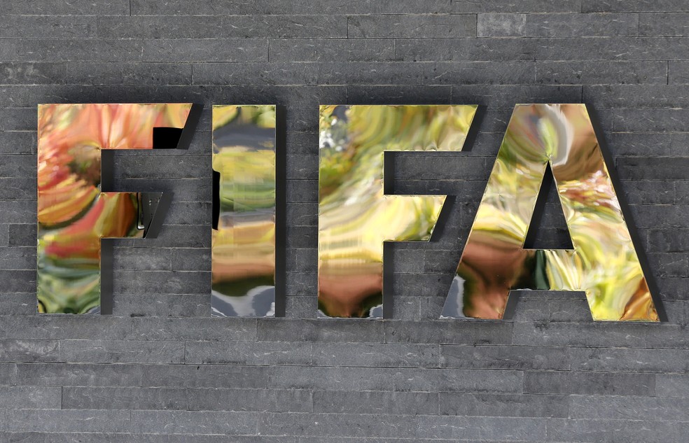 Logotipo da FIFA apresentado na fachada da entidade em Zurich, na Suíça — Foto: Michael Probst/AP
