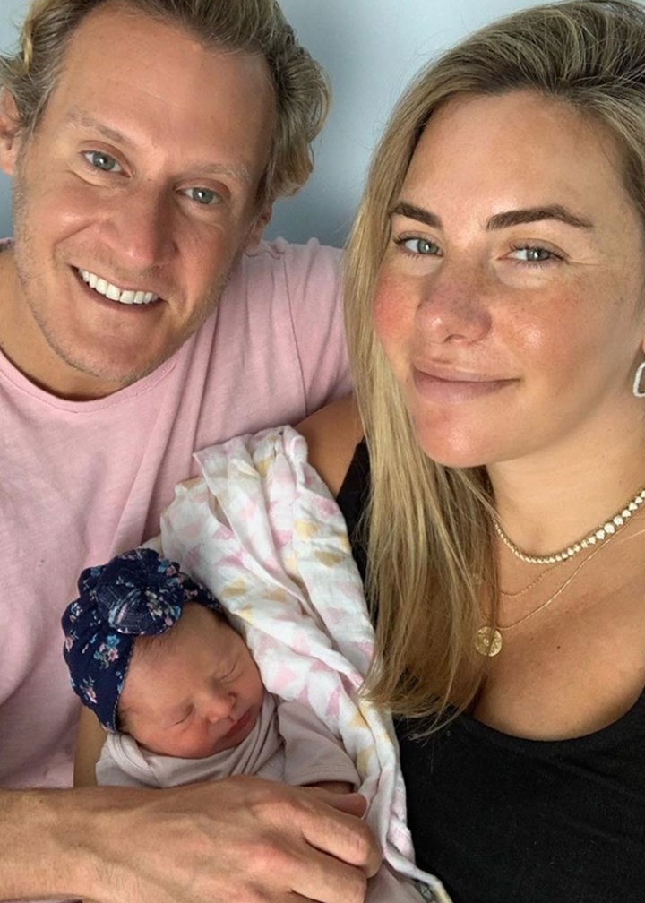 Trevor Engelson e Tracey Kurland com a filha Ford Grace (Foto: Instagram)