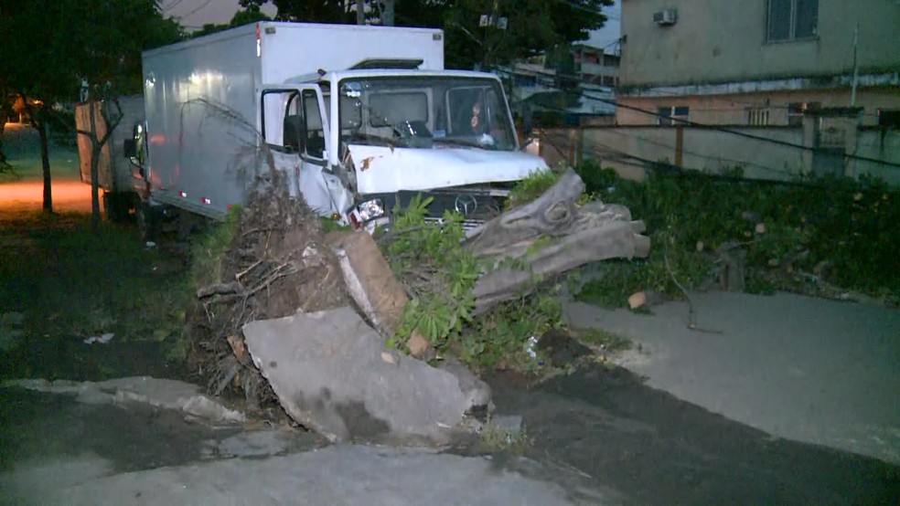 Chuva atrapalha o trânsito em Cordovil (Foto: Reprodução/ TV Globo)