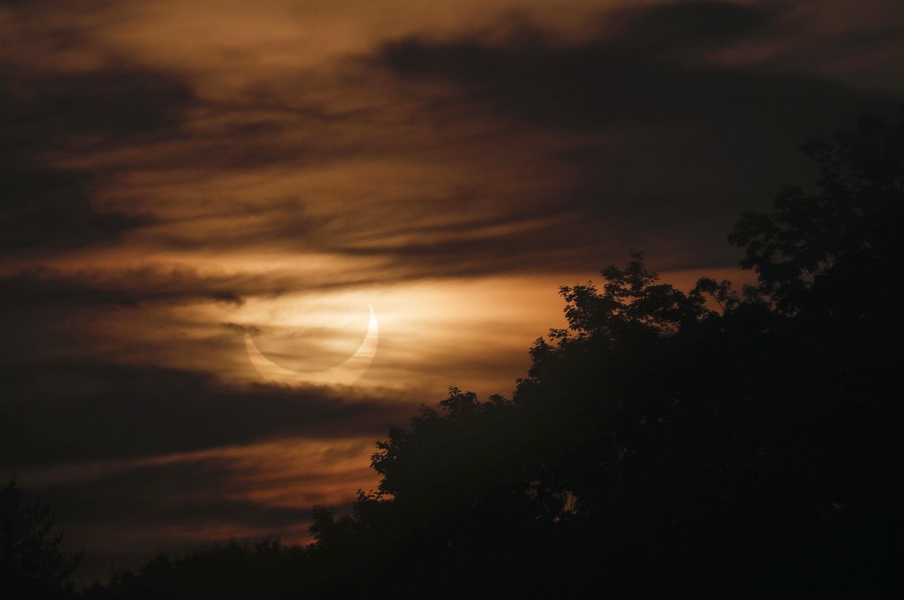 Eclipse solar anular registrado em Berkshires, Massachusetts, nesta quinta-feira (10) — Foto: Stephanie Zollshan/The Berkshire Eagle via AP