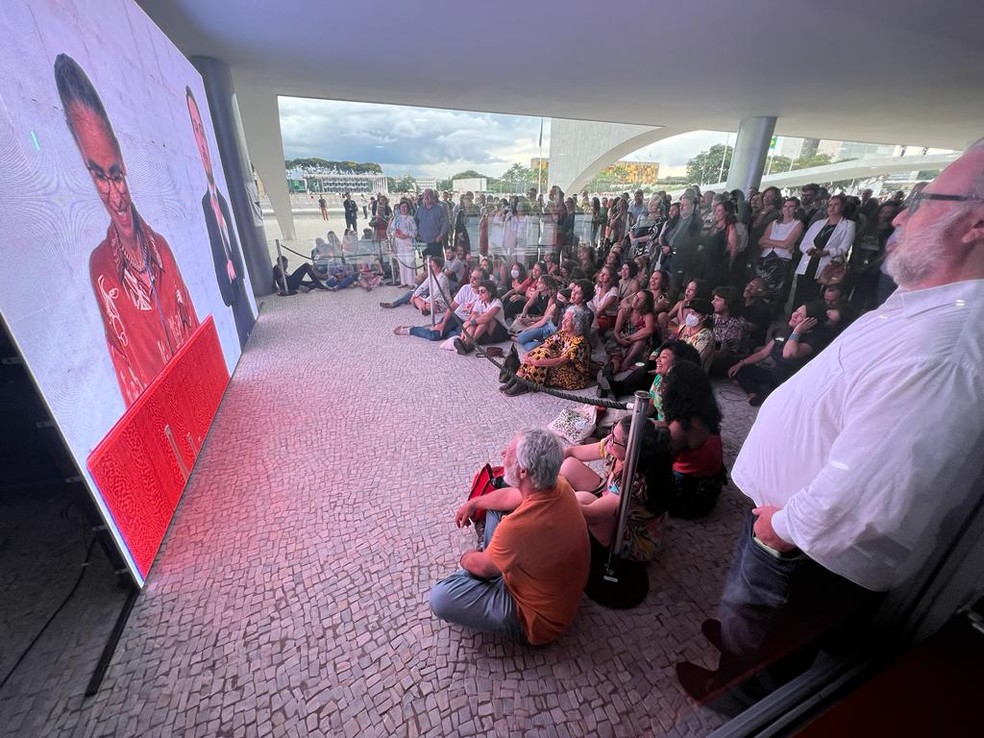 Posse de Marina Silva no Palácio do Planalto foi concorrida e, quem não conseguiu entrar, viu em telões do lado de fora — Foto: Rafael Sobrinho/ TV Globo