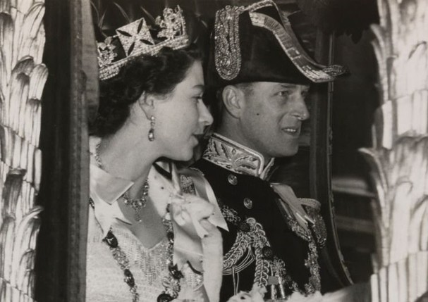 A rainha Elizabeth II usando o diadema de Jorge IV, a caminho de sua coroação, em 1953 (Foto: Getty Images)