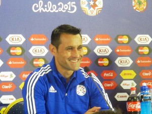 Justo Villar, goleiro do Paraguai, sorri ao falar sobre a seleção (Foto: Marcelo Hazan)