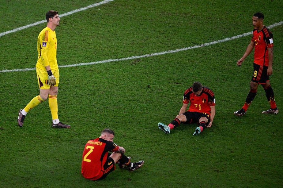 Os jogadores da Bélgica desolados após a eliminação na fase de grupos da Copa do Catar