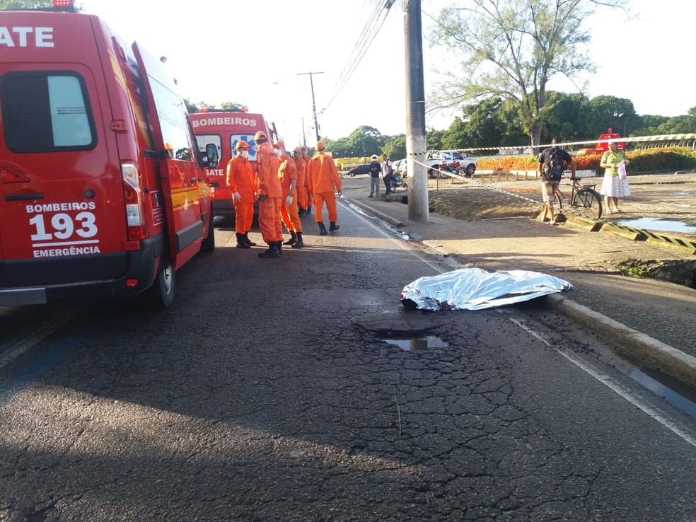 Equipes do Corpo de Bombeiros foram acionadas para socorrer as vítimas (Foto: Heliana Gonçalves/TV Gazeta)