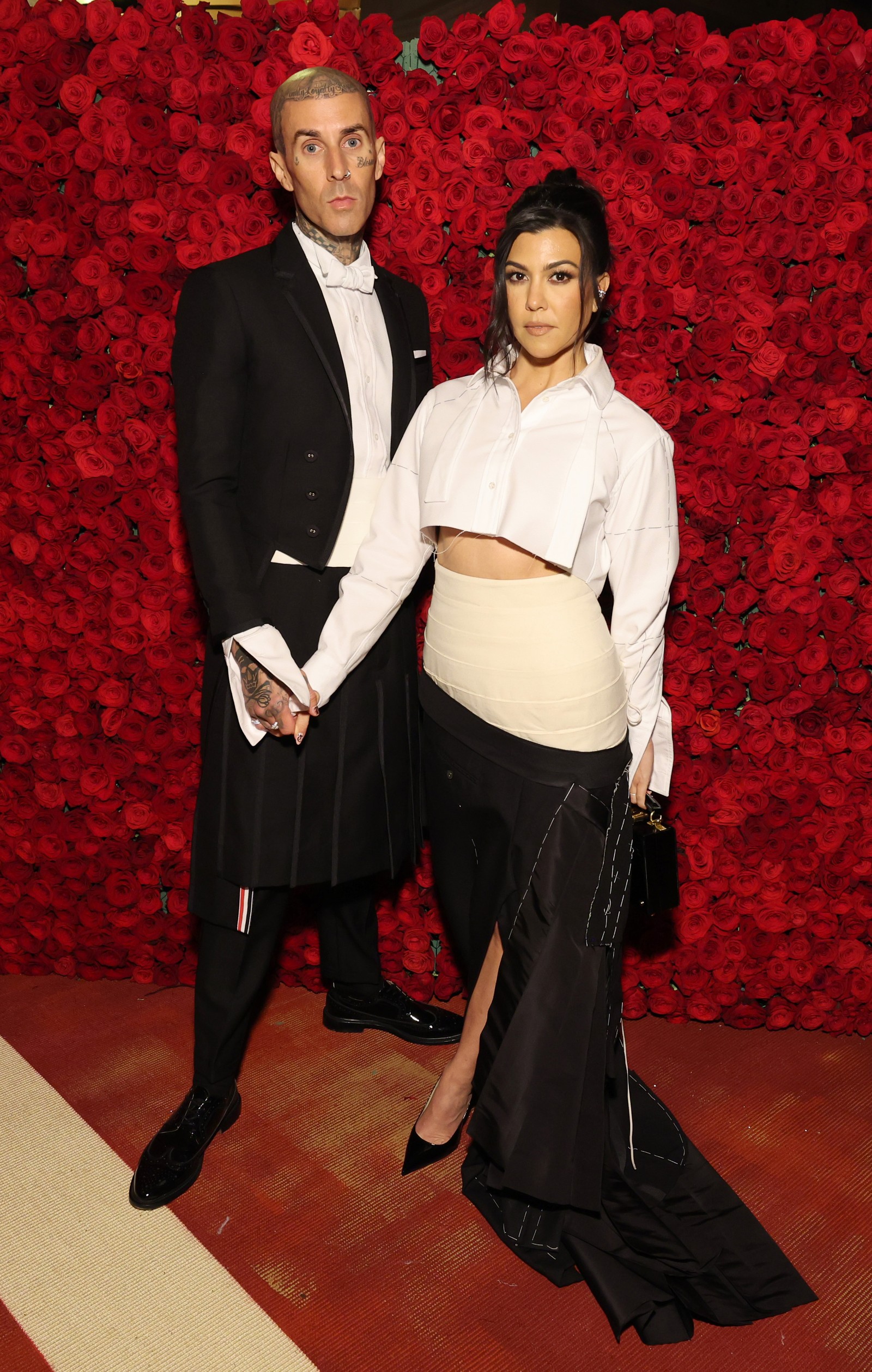 Travis Barker e Kourtney Kardashian, de Thom Browne no Met Gala 2022 — Foto: Vogue