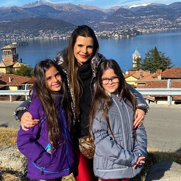 Flávia Fonseca e Helena e Isabella, suas filhas com o cantor Luciano (Foto: Reprodução Instagram)