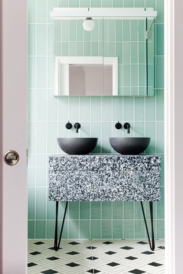 Décor do dia: banheiro colorido e geométrico (Foto: reprodução)
