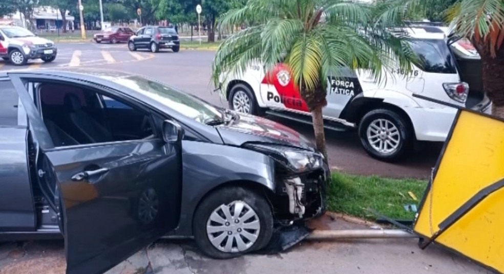 Ladrão bateu o carro da vítima durante a fuga — Foto: Votunews/Divulgação