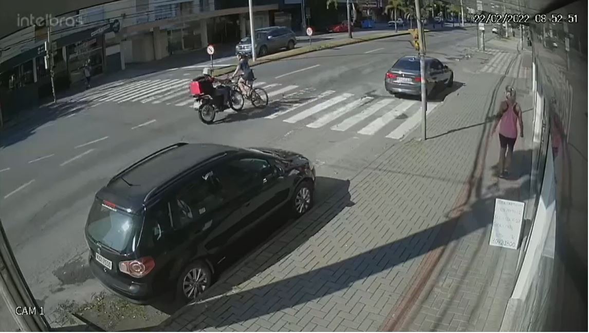 Após um mês, ciclista atropelada em Blumenau deixa hospital sob aplausos; VÍDEO