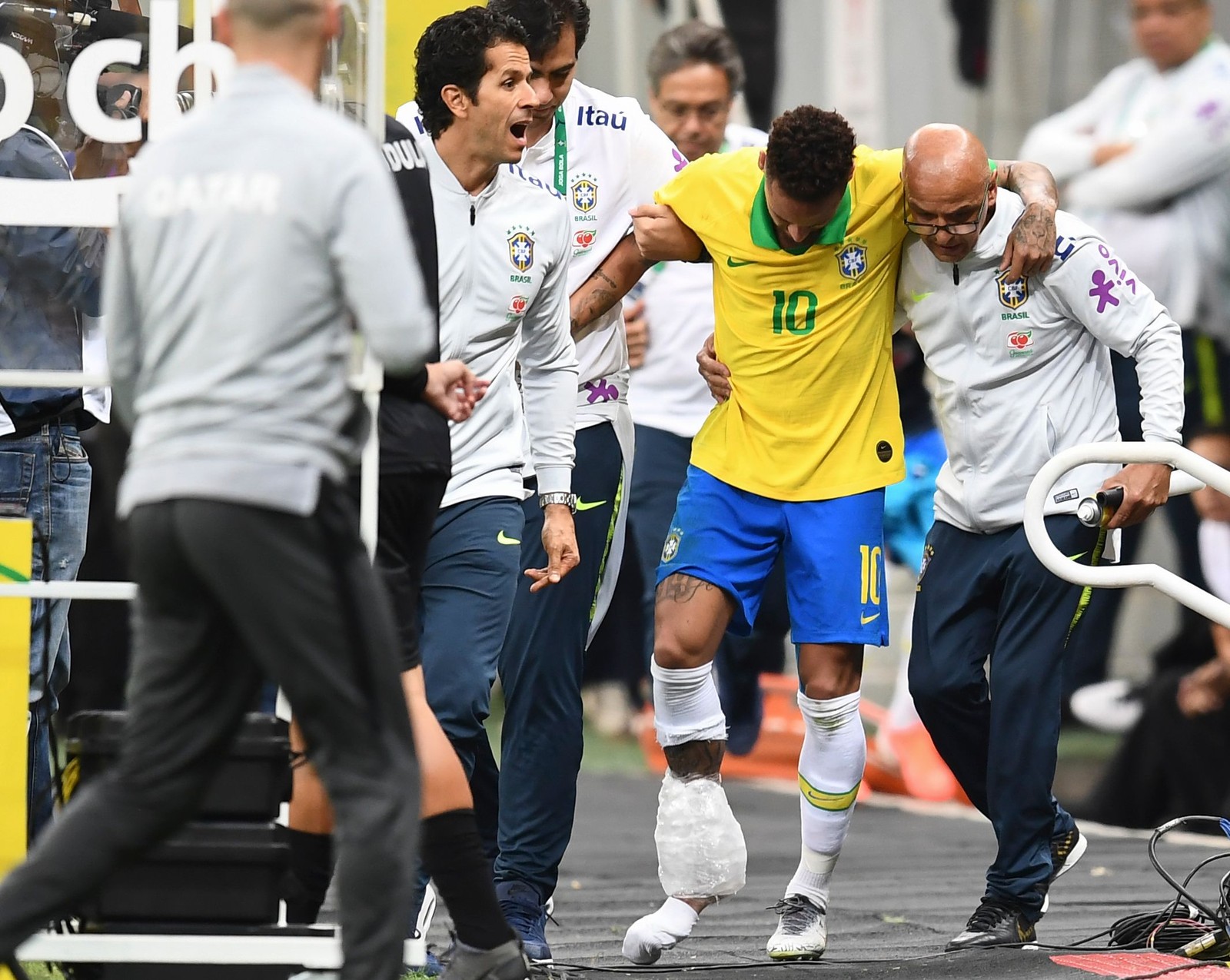 Durante a Copa América 2019, Neymar sai de campo amparado após sofrer nova lesão, desta vez, a rótula do ligamento do tarso — Foto: EVARISTO SA/AFP