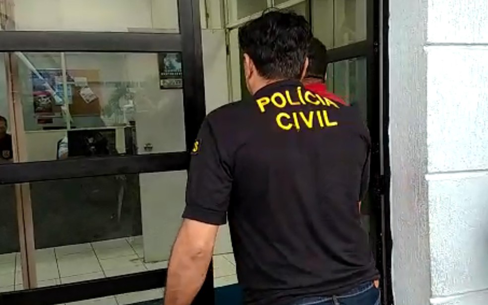 Homem é preso na Operação Libertas, que visa cumprir mandados de prisão contra agressores que descumpriram medidas protetivas — Foto: PCPE/Reprodução
