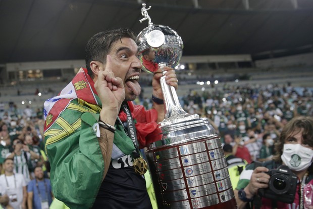 Abel Ferreira, com a taça da Libertadores 2020 (Foto: Getty Images)
