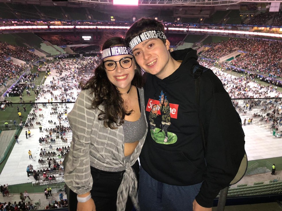 Gabriela Perrucci  e Lucas Muller aguardam o show de Shawn Mendes em São Paulo — Foto: Thaís Matos/G1