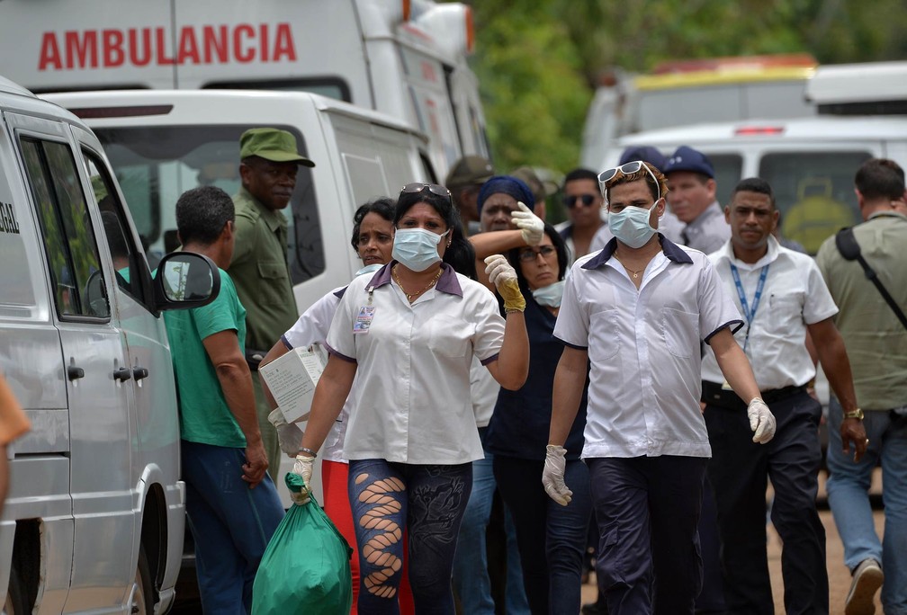 Equipes de resgate trabalham no local onde um avião com 113 pessoas a bordo caiu logo após decolagem em Havana, Cuba (Foto: Adalberto Roque/AFP)