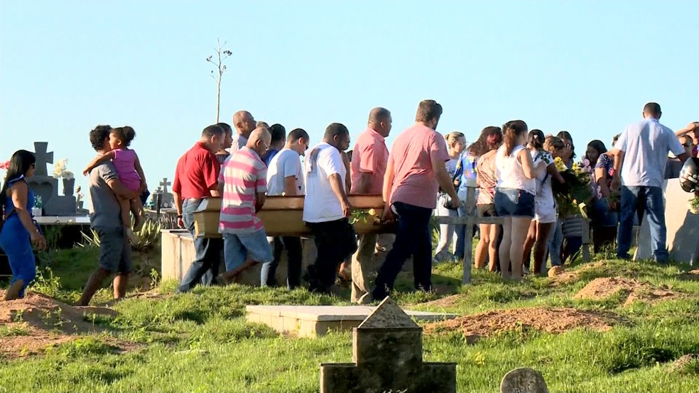Professora Ã© enterrada em SÃ£o Mateus, no ES  â Foto: Raphael Verly/ TV Gazeta