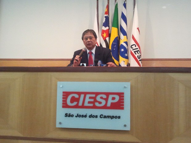 Luiz Moan, representante da GM, durante entrevista coletiva após a reunião. (Foto: Suellen Fernandes/G1)