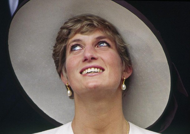 Princesa Diana com chapéu branco