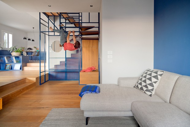 Azul, madeira e uma escada surpreendente tornam esta casa única (Foto: Anna Positano)