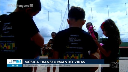 Música transformando vidas: projeto ensina crianças por meio do Ukulele