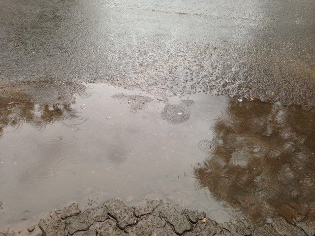 Pequenos acúmulos de água foram registrados em Santa Maria, RS&#39; (Foto: Michele Dias/RBS TV)