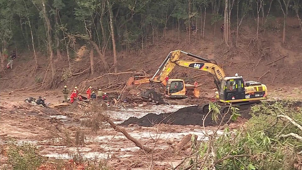 Bombeiros retomam 8º dia de buscas em Brumadinho. Até agora, há 110 mortes confirmadas e 238 desaparecidos. — Foto: Reprodução/Bom Dia Brasil