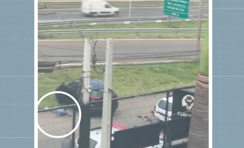 Câmera flagrou momento em que suspeito se rende ao ser baleado — Foto: Reprodução/ EPTV