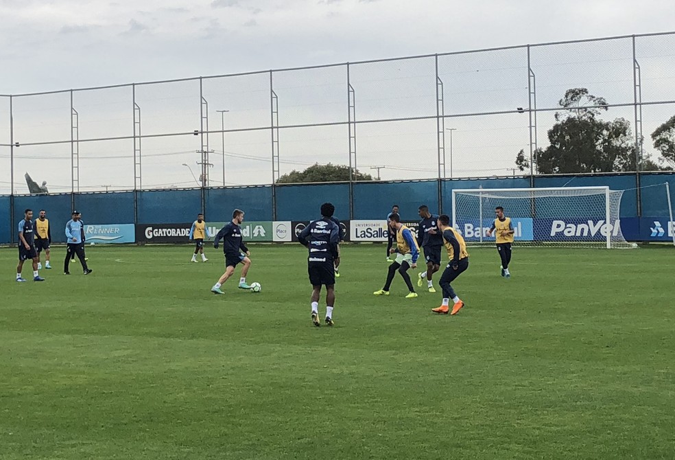 Bressan participa de treino do Grêmio (Foto: Eduardo Moura)