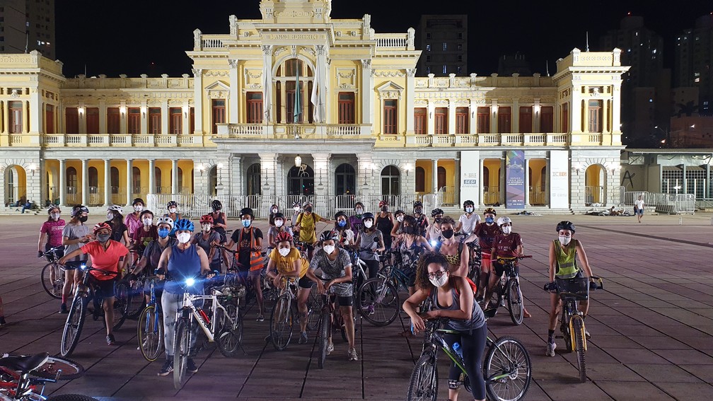 Mulheres ciclistas do Terça das Manas, na Praça da Estação, em BH, na noite desta terça-feira (28) — Foto: Pamela Chavez/ Divulgação