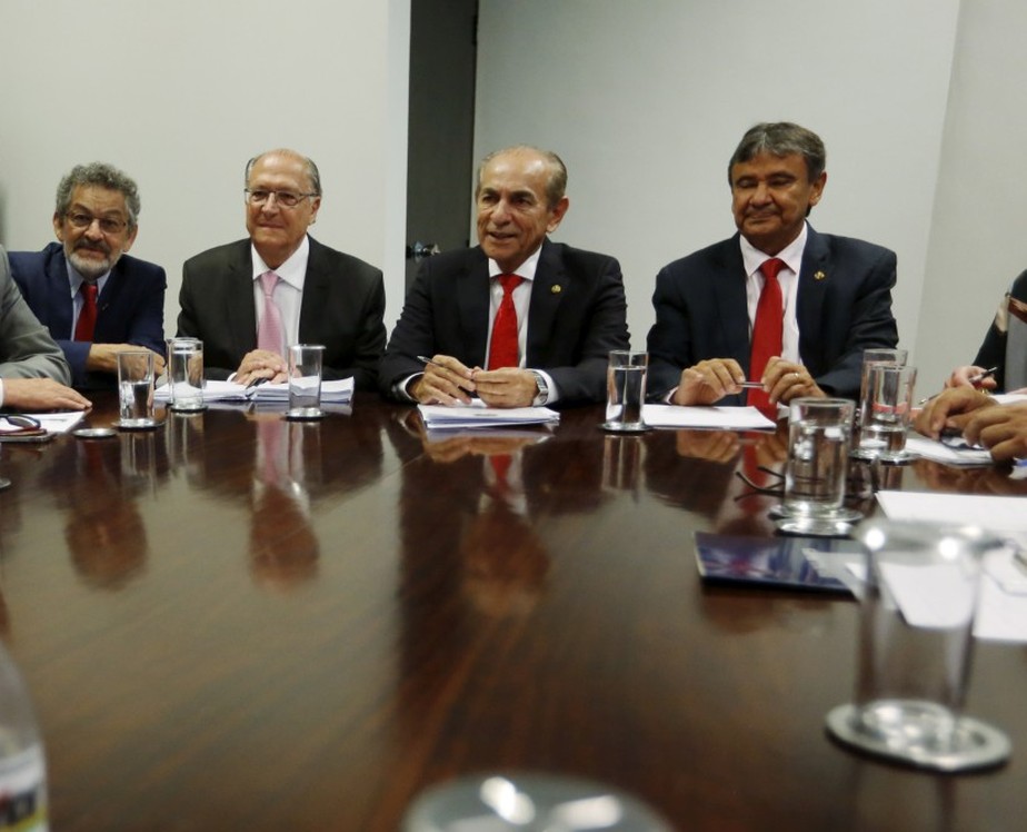 O senador Paulo Rocha (PT-PA), o vice-presidente eleito, Geraldo Alckmin, em reunião com o relator do Orçamento, Marcelo Castro (MDB-PI), e o senador eleito Wellington Dias (PT-PI) sobre cont