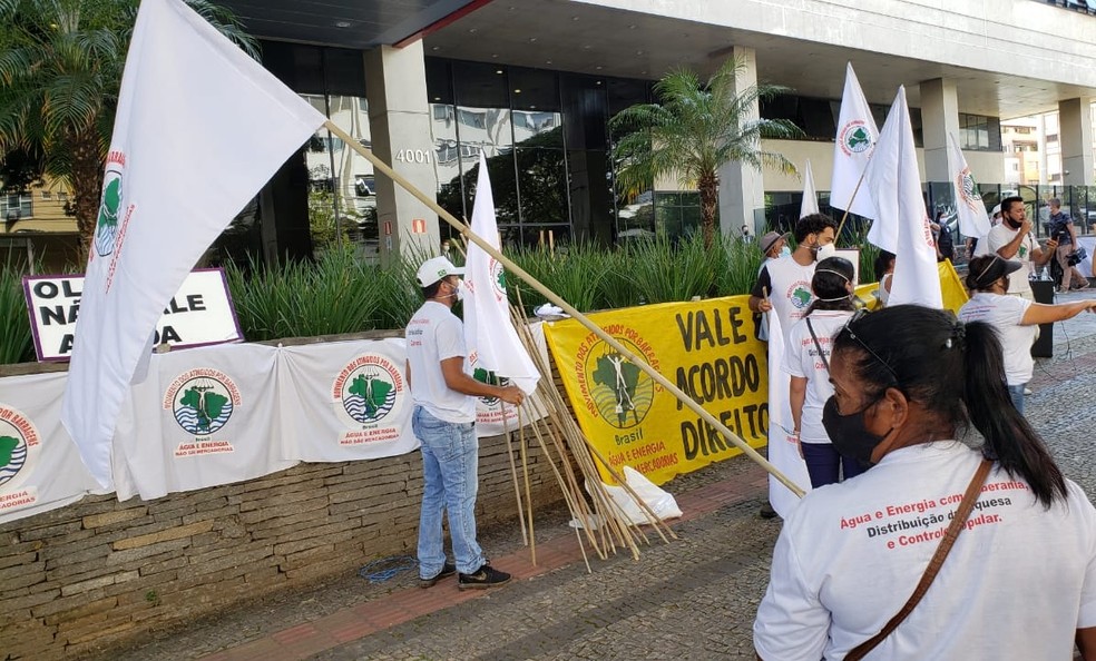 Atingidos pela tragédia da Vale fazem protesto contra acordo assinado nesta quinta-feira. — Foto: Danilo Girundi/TV Globo