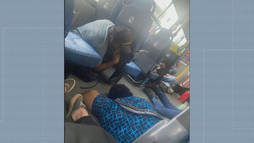Os passageiros de um ônibus tiveram que deitar no chão para escapar dos tiros em Cordovil — Foto: Reprodução/ TV Globo