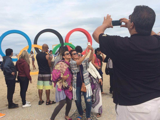 Turistas tiram selfie com obra de arte da Olimpíada (Foto: Patricia Teixeira/G1)
