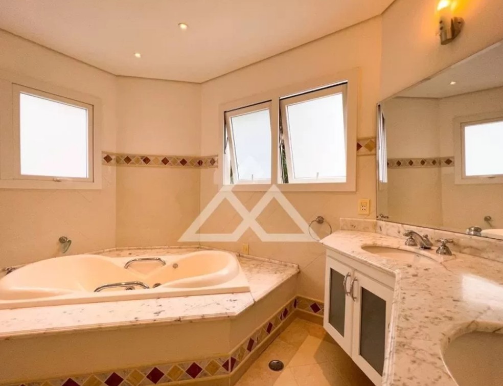 Banheiro com banheira em mansão que Hebe passava férias — Foto: Divulgação