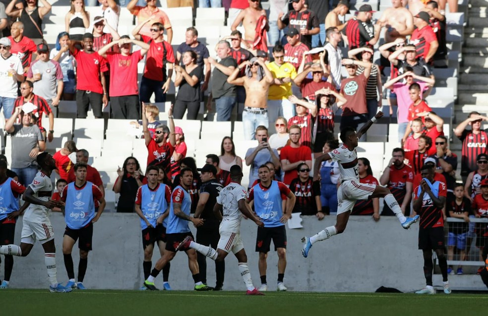 Bruno Henrique comemora gol contra o Athletico na Arena da Baixada pelo Brasileir&atilde;o de 2019 &mdash; Foto: Jonathan Campos/Gazeta do Povo