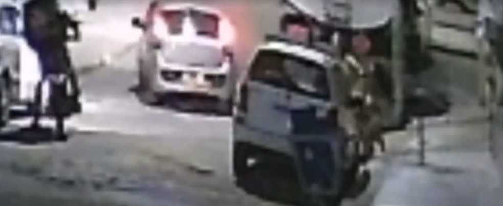 Carro foi roubado e depois devolvido com cadeirinha de criança com deficiência — Foto: TV Gazeta